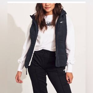 ❄️HOLLISTER Sherpa lined hooded puffer vest❄️
